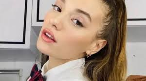 Transparan giyen Sümeyye Aydoğan dekolteli pozuyla büyüledi! Gören Serenay  Sarıkaya sandı