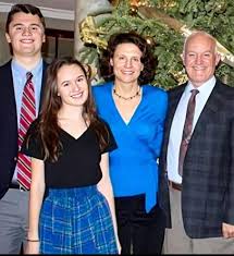 Hãy nhớ cầu nguyện cho cha mẹ của Charlie Kirk nữa, người đã mất đi đứa con  trai xinh đẹp của họ. 🙏🏼✨🫶🏼