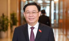 Lần đầu tiên chủ tịch quốc hội, chủ tịch nước, thủ tướng chính phủ, chánh án tòa án nhân dân tối cao đã tuyên thệ trước quốc kỳ tuyệt đối trung thành với tổ quốc, nhân dân và hiến pháp, cam kết trước quốc hội và nhân dân nỗ lực phấn đấu hoàn thành tốt nhiệm vụ được giao. Ong VÆ°Æ¡ng Ä'inh Huá»‡ Ä'Æ°á»£c Báº§u Lam Chá»§ Tá»‹ch Quá»'c Há»™i Khoa Má»›i