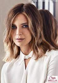 frisuren bilder gewellter long bob in kuhlem blond mit hohem seitenscheitel frisuren haare frisuren kuhles blond seitenscheitel