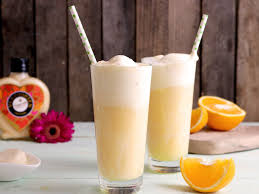Prickelnder Orangen Float Mit Verpoorten Original Eierlikor Drinks Cocktails Und Longdrinks Mit Eierlikor Rezept Longdrinks Cocktails Lebensmittel Essen