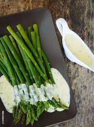 asperges verte sauce oeuf creme et herbes fraiches recette asperge verte recettes de cuisine recette legume