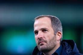 Auto überschlägt sich