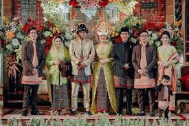 Selain itu, pakaian adat jawa tengah dilengkapi dengan berbagai macam hiasan agar penampilan pengantin menjadi lebih menarik. Prosesi Ngunduh Mantu Serta Maknanya Dalam Adat Jawa