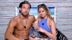 Love Island 2017 Caroline Flack Isn T Sure About Jamie And Camilla Love Island Caroline Flack Love Island Couples