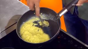 Semplice, cremosa e ottima da farcire con ingredienti dolci o salati. Omelette Come Cracco A Masterchef Dissapore