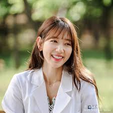 Gaya rambut pria 2021 ini sering disamakan dengan potongan undercut. Yuk Coba Potongan Rambut Ala Artis Korea Ini Bakal Membuat Wajahmu Terlihat Lebih Muda Lho