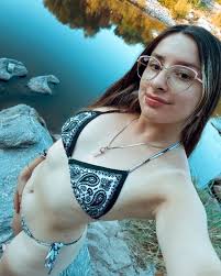 La felicidad son momentos,son lugares,son sentimientos...trata de guardar  cada uno de esos espacios en tu corazón ❤️