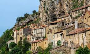 Surplombant La Rive Droite Du Tarn Les Maisons Collees A La Pierre Offrent Un Spectacle Saisissant Qui Temoigne De L Ingeni Aveyron Rive Droite Beaux Villages