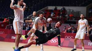 Handball ist eine ballsportart, bei der zwei mannschaften mit je sechs feldspielern versuchen, den ball mit der hand und dem übrigen körper (außer unterschenkel und fuß) ins gegnerische tor zu befördern. Oqk4z4xjmbslnm