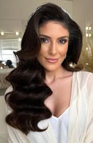 Hi! I am looking for a hair stylist who can do a really sleak and clean  Hollywood Glam waves look for me