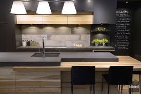 D Un Cote Un Espace Classique Elegant Pur Immacule De L Autre Des Lignes Droites Nettes Des Materiaux Bruts Modern Kitchen Contemporary Kitchen Kitchen