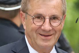 Hofer selbst behauptet, er sei 1954 geboren und. Jan Hofer Er Meldet Sich Nach Seinem Schwacheanfall Zu Wort Gala De