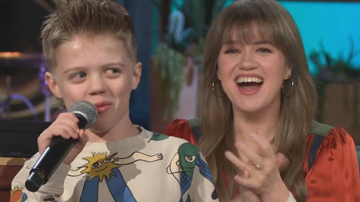 Kelly Clarkson's Son Remy Surprises Her Talk Show Audience With Frank  Sinatra Cover!