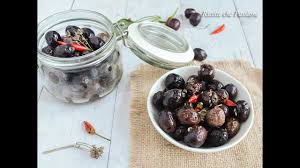 Come primo accorgimento o avvertimento si può affermare che sarebbe buona cosa utilizzare olive fresche, possibilmente appena raccolte. Olive Nere Sotto Sale Ricette Che Passione Youtube
