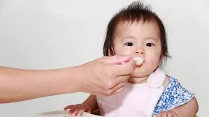 Mainan untuk bayi usia 3 bulan keatas link pembelian mainan bayi usia 3 bulan keatas di shopee diusia qia yang sudah beranjak 4 bulan, qia sering sekali gigit jarinya sendiri karena sudah ingin merasakan makanan, apalagi. Bolehkah Bayi Di Bawah 1 Tahun Makan Nasi