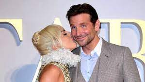 Newly single lady gaga gazes into cooper's eyes as they bring electrifying chemistry to performance of shallow at the oscars. Lady Gaga Und Bradley Cooper Doch Ein Paar Auftritt Heizt Geruchtekuche An Stars