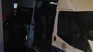 Kavga sırasında park halindeki bir araç da hasar gördü. Esenyurt Ta Bicakli Kavga 1 Olu 3 Yarali Son Dakika Haberleri