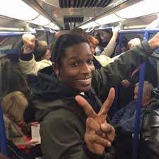 Hong kong instagram influencer sophia cheung, 32, died after falling while trying to take a waterfall selfie on saturday. Sophia Cheung Sophiacheung13 Twitter