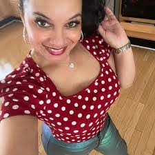 Dennis Croom's Instagram, Twitter & Facebook