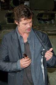 Oh Nothing Just Brad Pitt Wearing His Spankin New Wedding Band Brad Pitt Brad Pitt And Angelina Jolie Brad And Angie