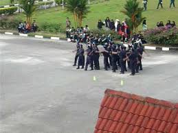Seramai 25 orang guru perintis telah menjadi kumpulan guru pertama yang telah melaporkan diri pada 20 jun 2000. Kawad Kaki Kadet Polis 2009 Sekolah Menengah Sains Hulu Selangor Semashur Youtube