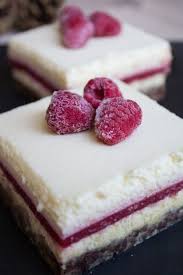 Winterliche Kasekuchenschnitten Mit Himbeeren Perfekt Furs Das Weihnachtsdessert Oder De Kasekuchen Mit Himbeeren Kuchen Und Torten Rezepte Kuchen Ohne Backen