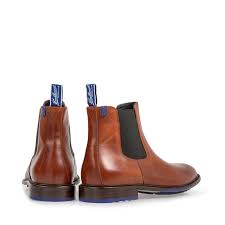 De laarsjes hebben een stiknaad versiering over de neus en een mooie neutrale loopzool. Floris Van Bommel Leren Chelsea Boots Cognac Wehkamp