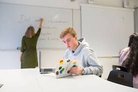 Men der er frit skolevalg, og det betyder, at hvis i ikke ønsker, at jeres barn skal gå på folkeskole i jeres skoledistrikt, kan i frit vælge at indskrive jeres barn i en folkeskole, der ligger uden for jeres skoledistrikt eller i en helt anden kommune, så længe der er plads. Fritt Skolevalg Er Friest For De Flinke Og Ressurssterke