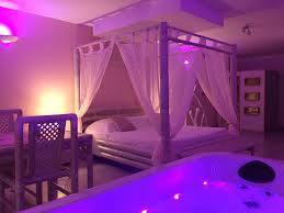Délicatement disposées dans le flacon, les tiges de rotin s'imprègnent de parfum se diffusant ensuite. L Instant Romantique Suites Avec Jacuzzi Et Sauna Privatifs