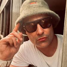 I live in doncaster, british born, lived in sa for 35 years, want to  welcome sa freinds, living near me.