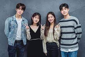 Berikut deretan judul drama korea di 2021 dan jadwal tayangnya. 12 Drama Korea Yang Tayang 2021 Ini Banyak Diperankan Idol