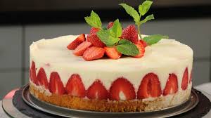 In unserem erdbeerspecial haben wir viele rezepte und ideen rund um die königin der das ist wahre erdbeerliebe. Erdbeertorte Sommerliche Erdbeer Holunder Torte Bayern 1 Radio Br De