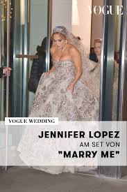 Jennifer lopez zu muskulös fürs brautkleid. Heimliche Hochzeit Jennifer Lopez Im Brautkleid Auf Den Strassen Von New York Brautkleid Kleider Brautkleid Designer