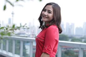 She is known for her leading roles in the television dramas hanya kamu, monye. 3 Pengakuan Prilly Latuconsina Soal Aktor Aktor Lawan Mainnya Halaman All Kompas Com