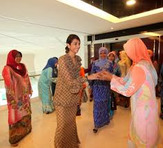 Jest prezydentem malezyjskiego związku piłki nożnej. Majlis Kenangan Mesra Setulus Kasih Bersama Ym Tengku Datin Seri Dato Marsilla Binti Tengku Abdullah Pada 4 Julai 2013