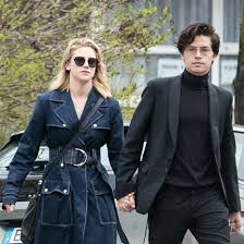 The pair stars in seventeen méxico's november 2017 cover shoot. Cole Sprouse And Lili Reinhart Cole Spouse Cole Sprouse Bughead Riverdale