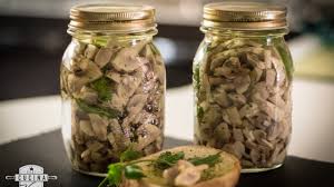 I funghi champignon trifolati possono essere utilizzati per accompagnare ogni portata, da quelle di carne a quelle di pesce, sono ideali anche per essere serviti in un antipasto misto o sulle bruschette di pane casereccio, con un filino d'olio extravergine crudo. Ricetta Conserva Funghi Sott Olio Cucina Venere Youtube