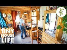 Mulher Aposentada Constroi Sua Propria Casa Minuscula Para Uma Vida Acessivel Youtube Tiny House House Diy Cabin