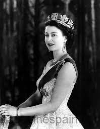 A los tres años de edad la pequeña isabel, hija de enrique viii y ana isabel la hizo encarcelar en la torre de londres, debido a que los católicos la consideraban la verdadera reina de inglaterra cuyo trono. La Reina Isabel Ii De Inglaterra Bate El Record De Reinado Magazinespain Com Reina Isabel Isabel Ii Reina Isabel Ii