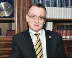 Un nou ministru al educației, ce a fost nominalizat pentru acest portofoliu strict pe bază de vot al baronilor din psd, nu va avea niciun argument viabil prin care să determine mobilizarea profesorilor, elevilor și experților din sistem în direcția ameliorării crizei profunde din învățământ. Manuale Din Prima Zi De Scoala Si O Programa De Invatamant Mai Simpla Prioritatile Noului Ministru