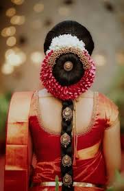 Trending floral hair buns and floral braids to look for. Brautblume Brautblume South Indian Wedding Hairstyles Indian Bridal Hairstyles Bridal Hairstyle Indian Wedding