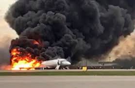 Según datos de la red de seguridad de la aviación, indonesia es el país donde volar es más peligroso en asia tras haber sufrido 104 accidentes aéreos civiles con 2.301 víctimas mortales desde 1945. El Dramatico Nuevo Video Que Muestra Como Ocurrio El Accidente Del Avion De Aeroflot Que Dejo 41 Muertos