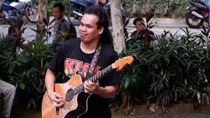 Ia dari kaum hawa, ia memiliki cinta seluas samudera, ia miliki kasih sayang setinggi langit, ia miliki kelembutan sebanyak gemercik hujan di. Cinta Luar Biasa Yg Top Sekrang Ni Di Malaysia By Buskers Malaysia 2