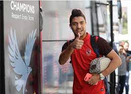 عبر محمد شريف، مهاجم الأهلي المصري، مساء اليوم الأحد، عن سعادته بالتتويج بلقب دوري أبطال أفريقيا مع القلعة الحمراء. Ù…Ø­Ù…Ø¯ Ø´Ø±ÙŠÙ Ø§Ø¨Ù† Ø§Ù„Ø²Ù…Ù„ÙƒØ§ÙˆÙŠ Ø§Ù„Ø°ÙŠ Ù…Ù†Ø­Ù‡ Ù…ÙŠØ¯Ùˆ ÙØ±ØµØ© Ø§Ù„ØªØ£Ù„Ù‚ Ø¨Ù‚Ù…ÙŠØµ Ø§Ù„Ø£Ù‡Ù„ÙŠ Ø§Ù„Ù…ØµØ±ÙŠ Ø§Ù„ÙŠÙˆÙ…