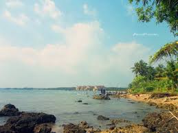 Kalian bisa menuju ke sana dengan kendaraan pribadi atau transportasi perjalanan dari stasiun krenceng ke pantai kurang lebih 1 jam.akhirnya kami sampai di pantai pasir putih sirih. Lokasi Pantai Pasir Putih Sirih Anyer Pantai Indah