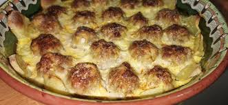 Cu cartofi sunt in preferintele romanilor, niste cartofi la cuptor ca acestia se pot manca si simpli langa o salata. Chiftelute Cu Cartofi La Cuptor Farfuria Cu Gust Retete Culinare Din Intreaga Lume