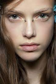 90 Funky Bridge Piercing Ideen Fur Ihre Alternativen Looks Tatowierung Eyebrow Piercing Bridge Piercing Cute Nose Piercings