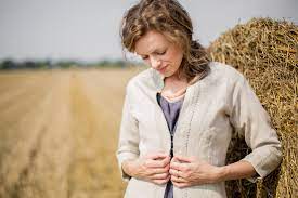 Až když otevřete vstupní dveře a dostanete se do haly, rázem ztratíte mobilní signál, a to jako by předpovídalo. Oslavovany Zdiskreditovany A Znovu Objeveny Folklor Se Vraci Do Mody Radio Wave