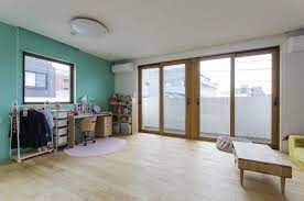 都会の真ん中でくつろいで暮らす緑と光と風と遊びのある家 家 壁の色 子ども部屋